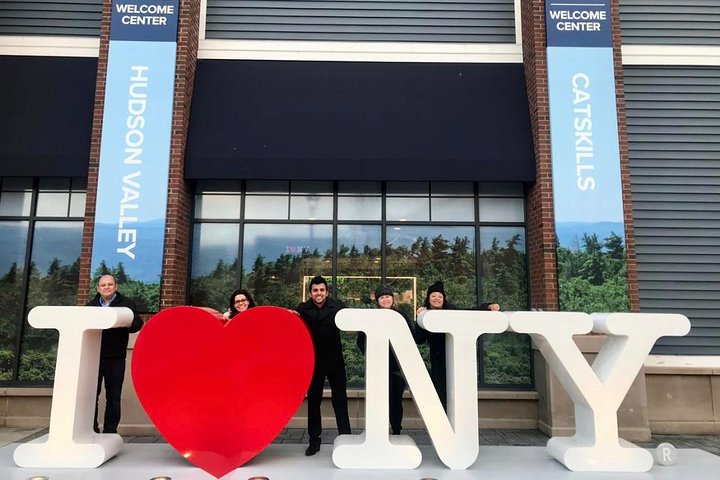 Experience a delightful shopping adventure at Woodbury Outlet with family and friends. Enjoy comfort personalized Portuguese-speaking service and insider tips while exploring New York's shopping scene.